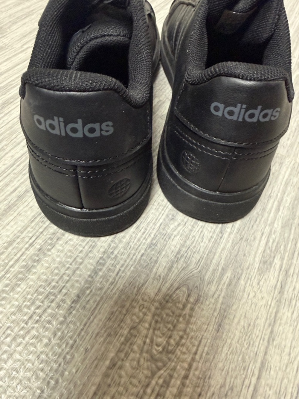 NWT adidas Boys Low-Top No Tie Sneakers Size 3 - Picture 2 of 6